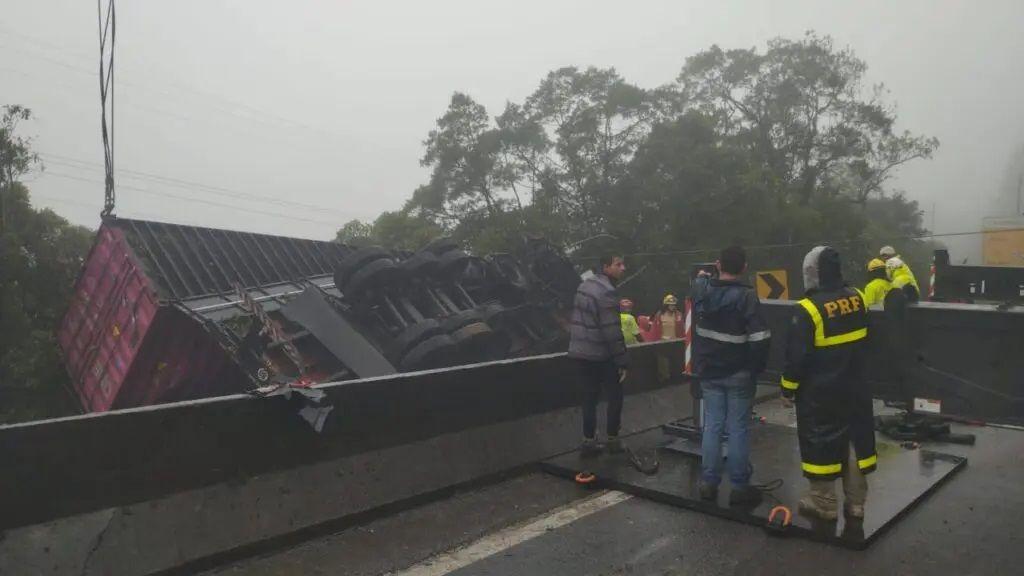 Carreta container tomba sobre van e mata pelo menos nove pessoas entre SC e PR