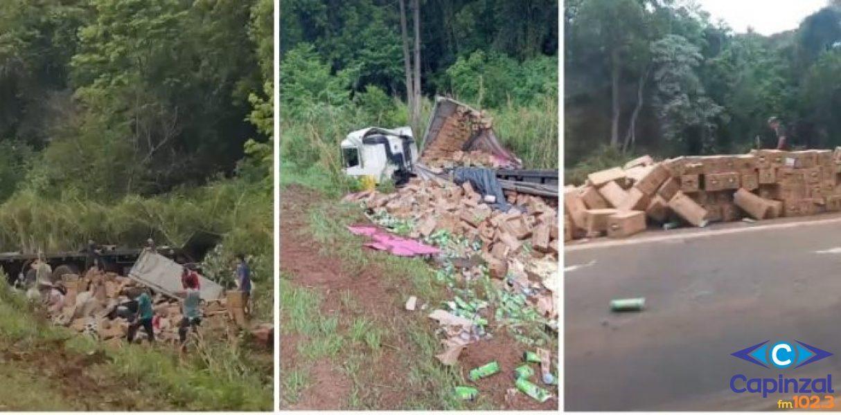 Carreta de Concórdia sai da pista e carga é saqueada na SC-480