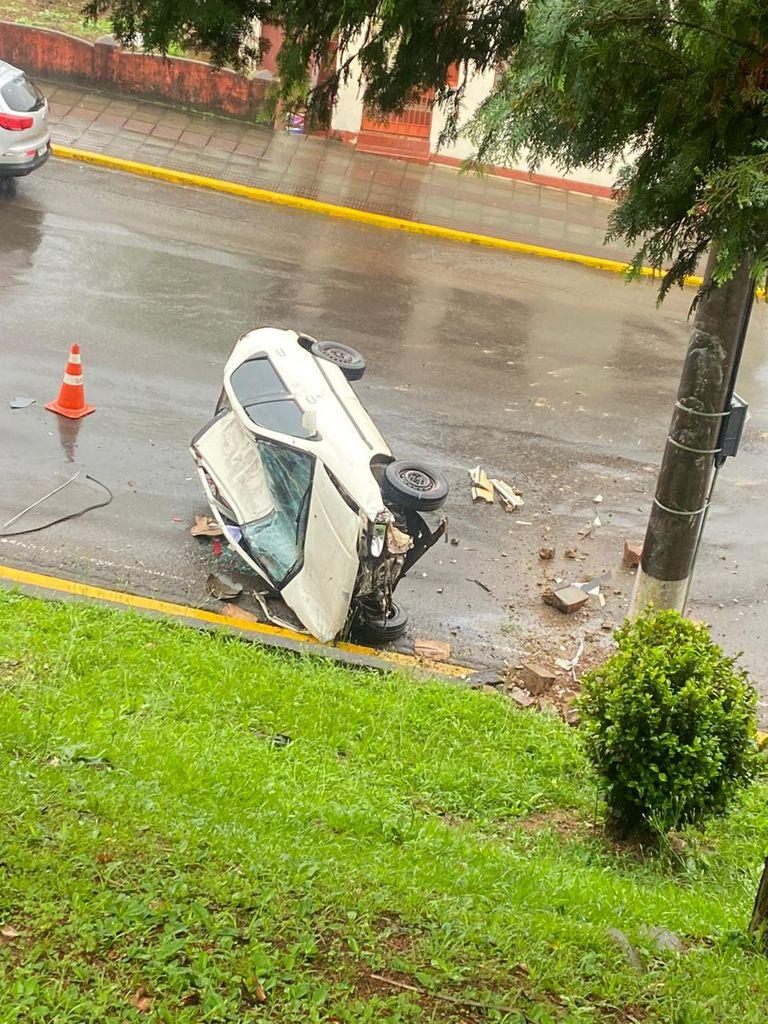 Carro despenca no centro de Luzerna e fica destruído