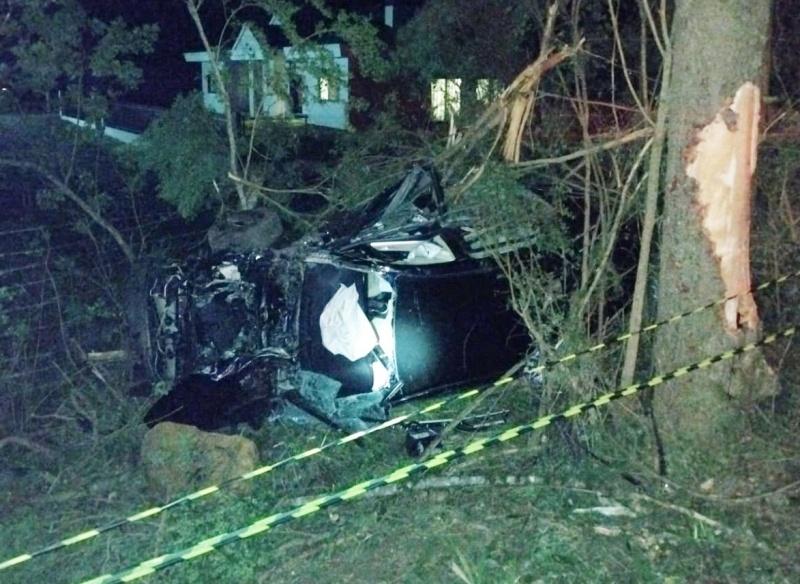 Carro é arremessado para fora da pista após colisão contra caminhonete na SC-355