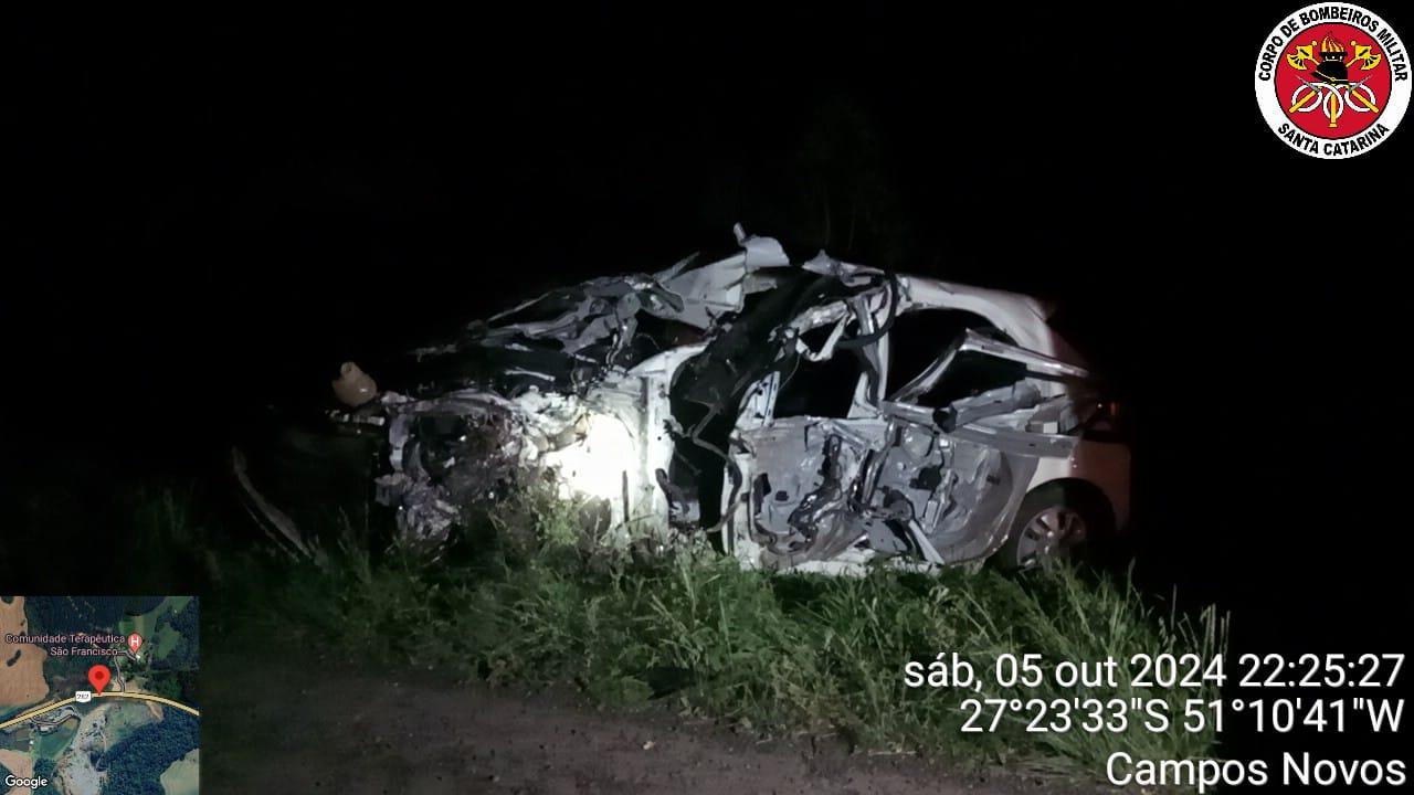 Carro fica destruído após colisão com carreta em Campos Novos