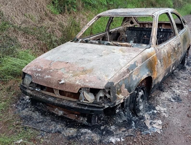 Carro suspeito de envolvimento em furto de armas é encontrado incendiado