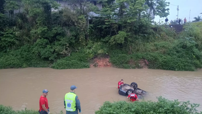 Casal morre após carro cair em rio no Alto Vale do Itajaí