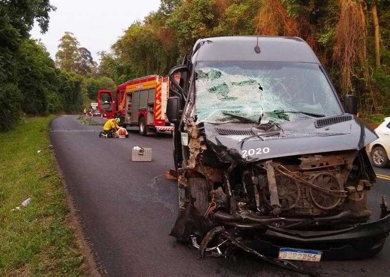 Colisão entre caminhão e van deixa seis pessoas feridas na BR-282