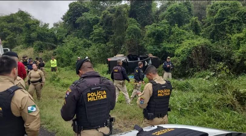 Dois policiais militares morrem e três ficam feridos em capotamento de caminhonete