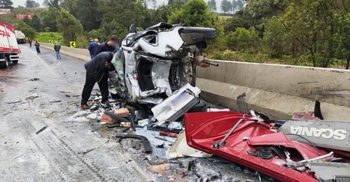 Engavetamento com pelo menos 12 veículos matou um motorista e deixou oito feridos na BR-277