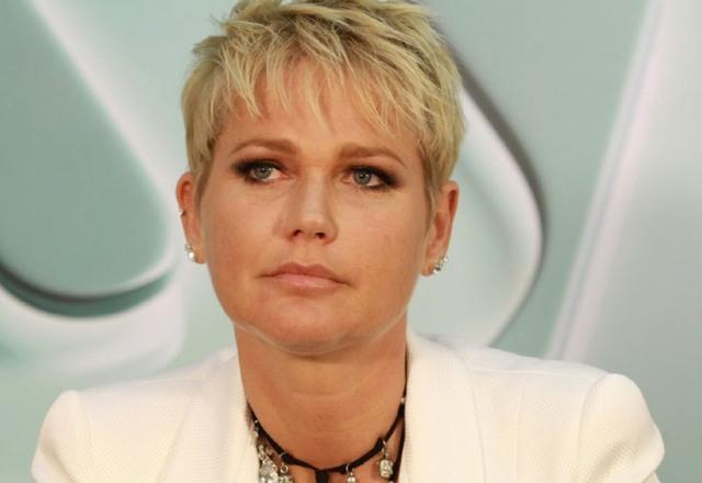 Fã cospe em Xuxa na saída de evento beneficente