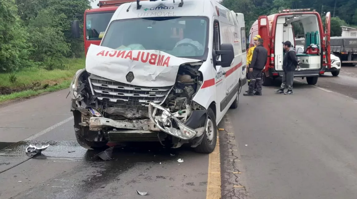 Grave acidente entre caminhões e ambulância deixa três feridos na BR-282