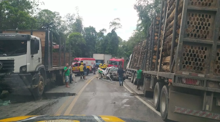 Grave acidente entre carro e caminhão deixa um morto na BR-282