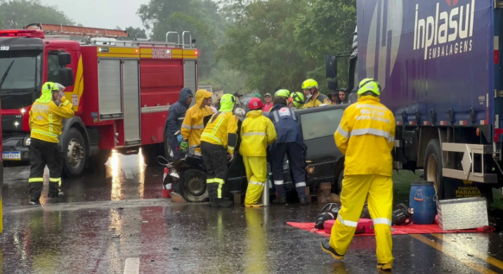 Grave acidente na SC-157 deixa motorista presa às ferragens