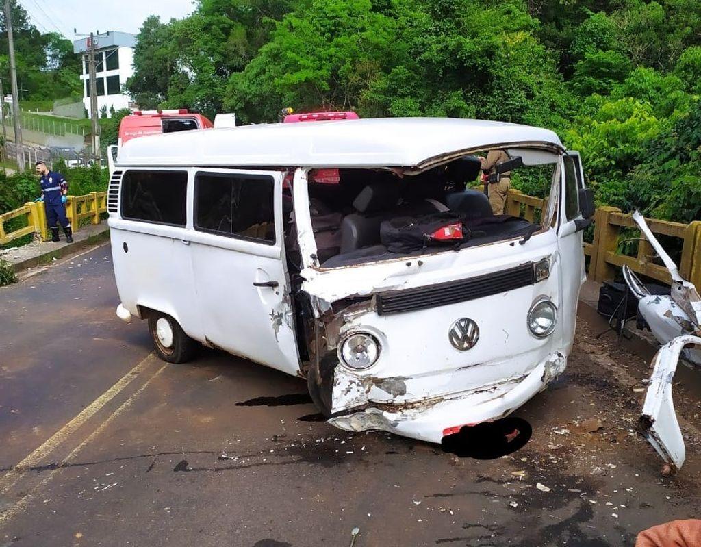 Homem fica ferido em colisão de Kombi em ponte em Herval d'Oeste