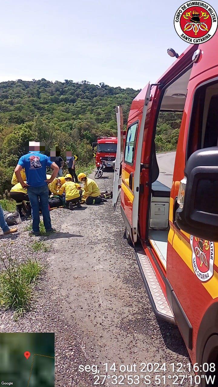 Motociclista perde o controle em curva e cai em ribanceira de aproximadamente 10 metros de altura