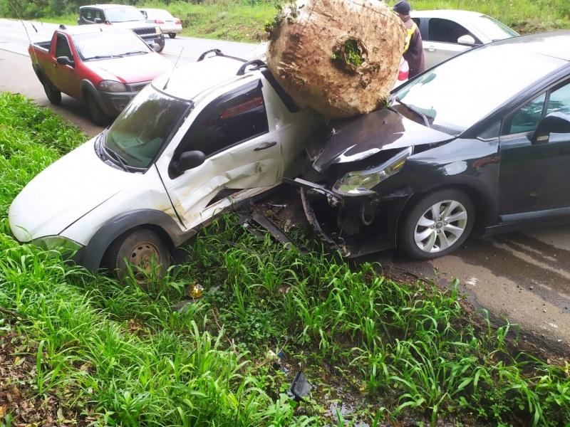 Motorista fica ferido após colisão entre veículos na BR-282