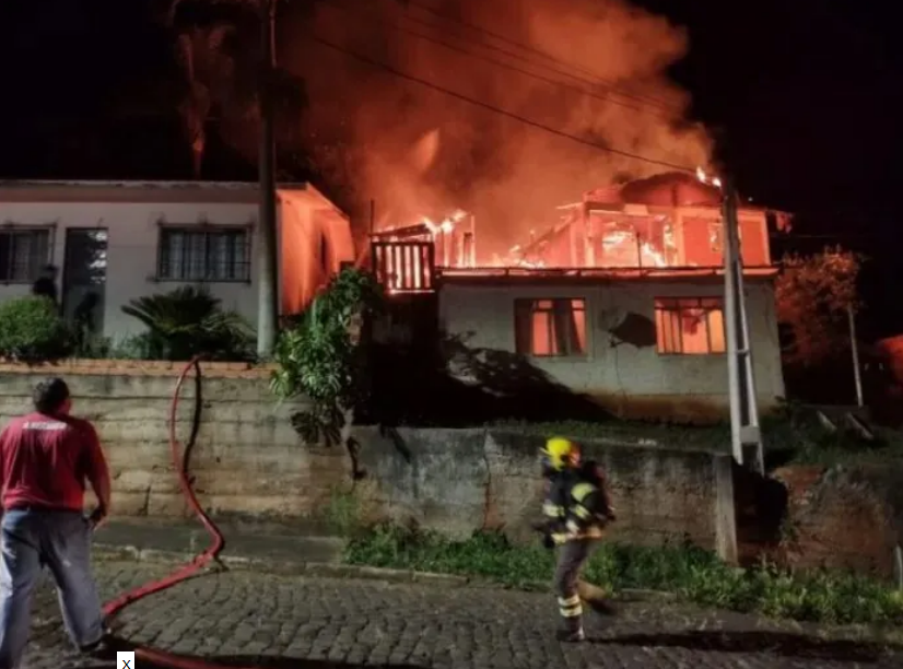 Mulher é condenada por incendiar casa com mãe e padrasto dentro