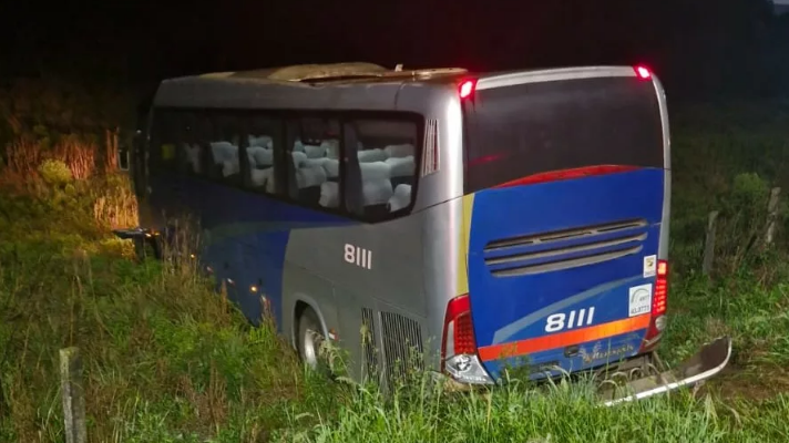 Ônibus com mais de 40 universitários colide com caminhão em Lages