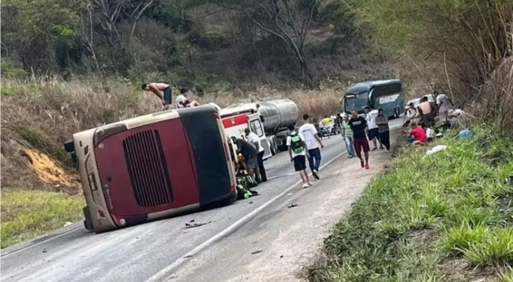 Ônibus de excursão com estudantes tomba na BR-418 e vítimas sofrem amputações traumáticas