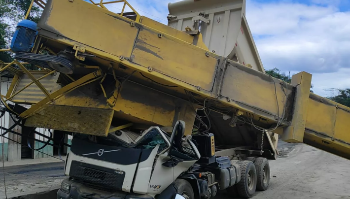 Trabalhador morre esmagado após máquina cair sobre caminhão em Gaspar