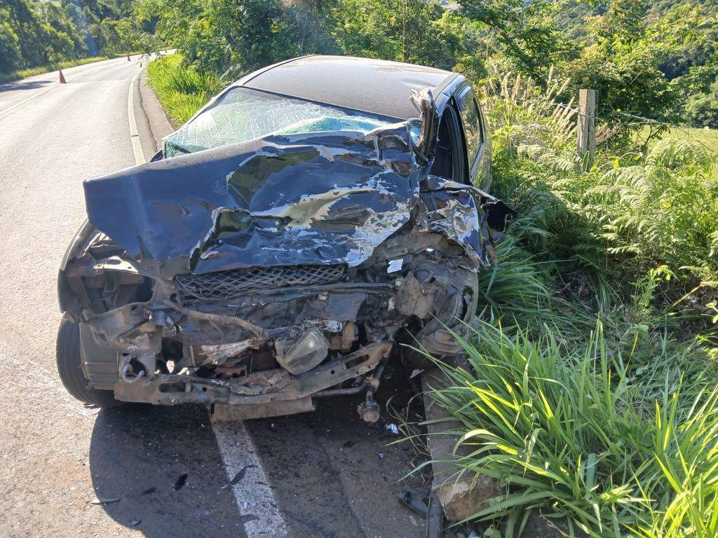 Acidente entre carro e caminhão deixa duas pessoas gravemente feridas em Água Doce