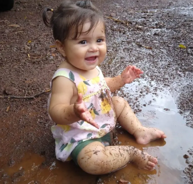 Bebê de 9 meses morre após ser atropelada pela mãe durante manobra no Paraná