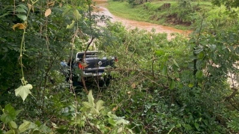 Caminhonete com 110 kg de maconha sai da pista após perseguição policial