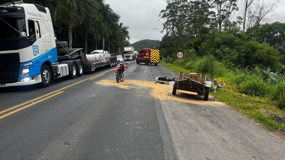 Carretinha se solta na BR-470, atinge moto, um jovem morre e outro fica gravemente ferido