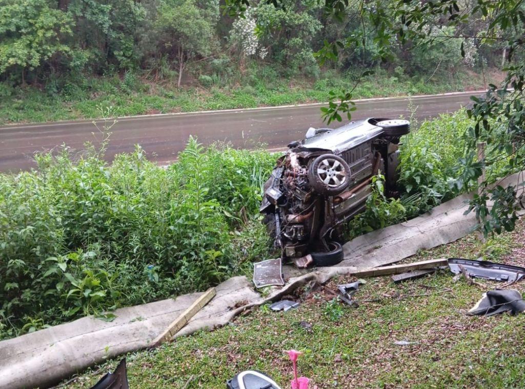 Carro capota e homem e criança são ejetados do veículo em Lebon Régis