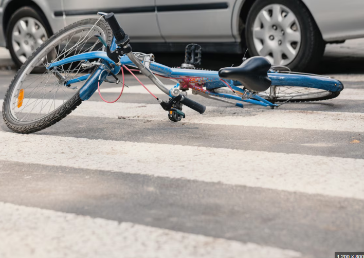 Ciclista desrespeita sinalização de trânsito e acaba ferido após colisão com carro em Campos Novos