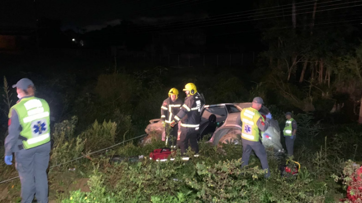 Duas pessoas ficam feridas após carro capotar na BR-470