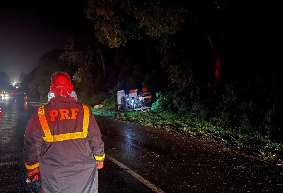 Enfermeira do Samu morre em acidente após perder controle de carro e bater em ponto de ônibus no Paraná