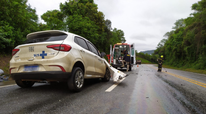 Grave acidente na BR-282 deixa motorista preso nas ferragens após impacto entre caminhão e carro