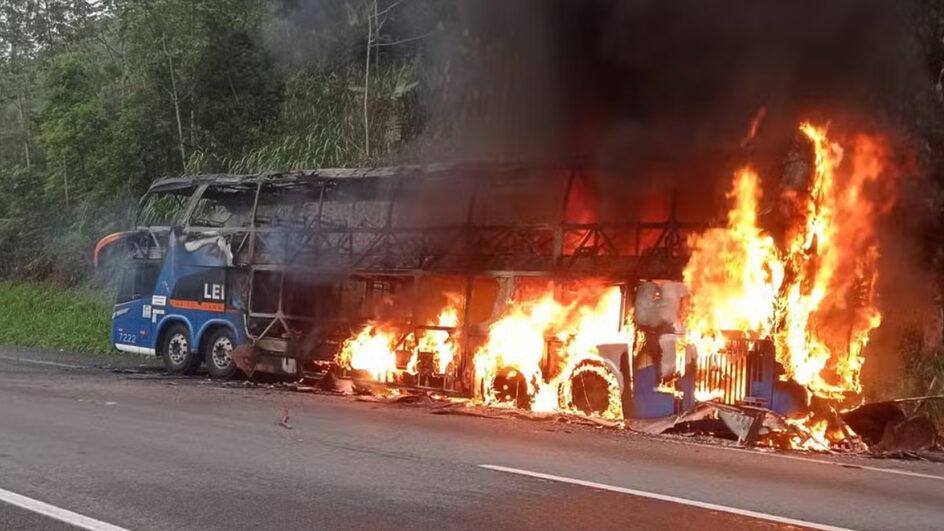 Incendiário ateia fogo em ônibus com 40 pessoas durante viagem entre SP e Curitiba