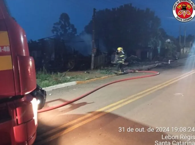 Incêndio destrói casa em Lebon Régis