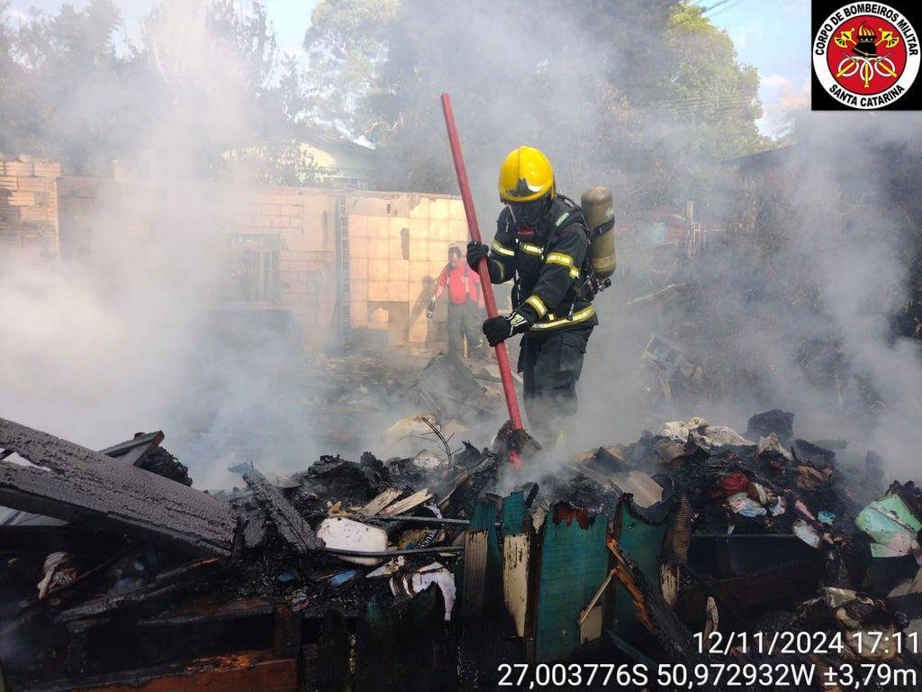 Incêndio destrói residência em Fraiburgo nesta terça-feira