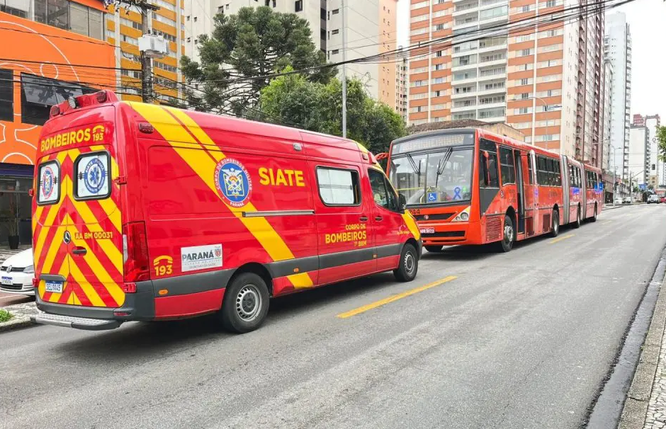 Jovem com fone de ouvido é atropelada por ônibus em Curitiba