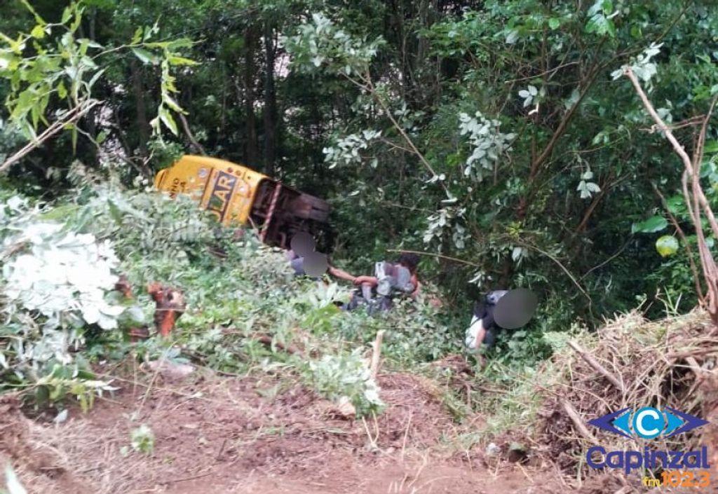 Micro-ônibus escolar sai da pista e cai em ribanceira no interior de Capinzal