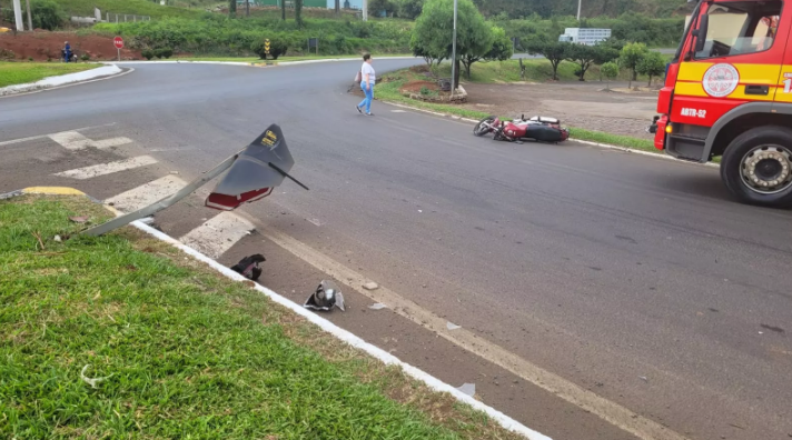 Motociclista colide em placa de pare e sofre graves ferimentos na BR-282