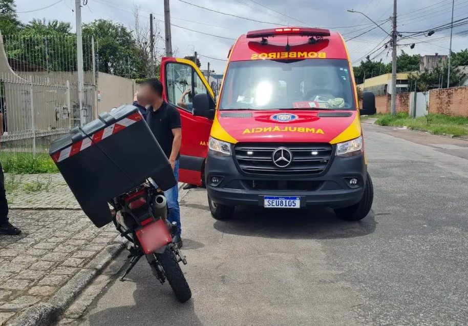 Motociclista fica ferido após fio derrubado por caminhão se enroscar no pescoço dele em Curitiba