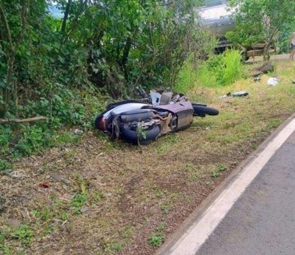 Motociclista morre em colisão com caminhão de leite no Oeste