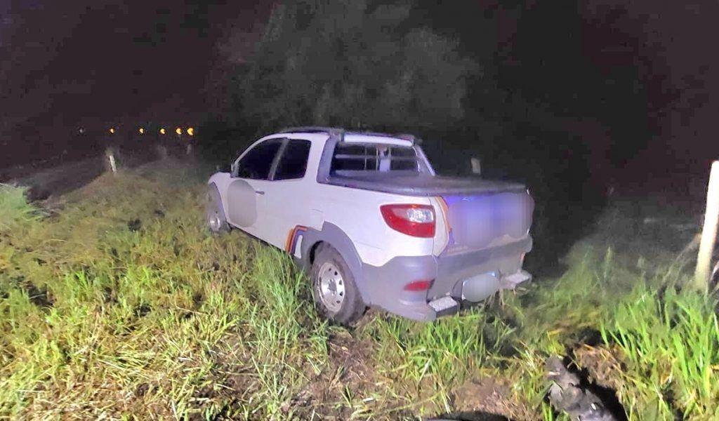 Motorista dorme ao volante e utilitário sai da pista na SC-150