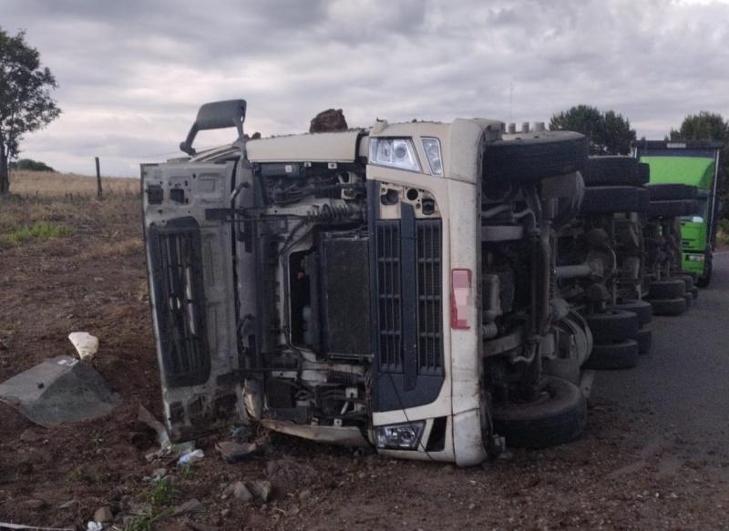 Motorista fica ferido após carreta tombar contra barranco na SC-120