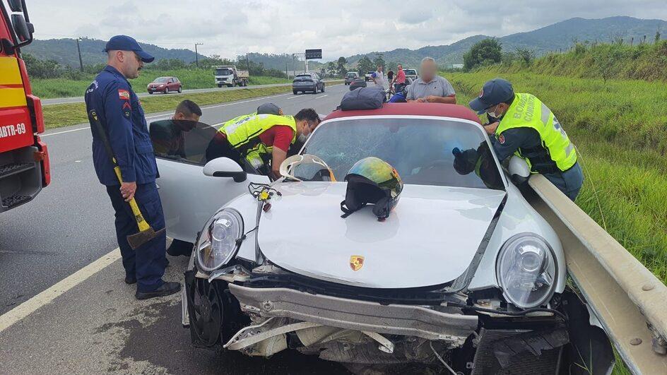 Motorista perde controle do carro, bate Porsche de R$ 1 milhão na BR-470 e vai parar no hospital