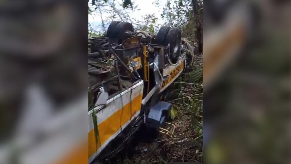 Ônibus escolar cai em ribanceira e 17 pessoas morrem em acidente na Serra da Barriga em Alagoas