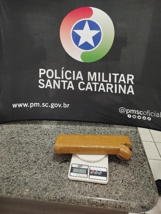 PM apreende quase um quilo de drogas em Campos Novos