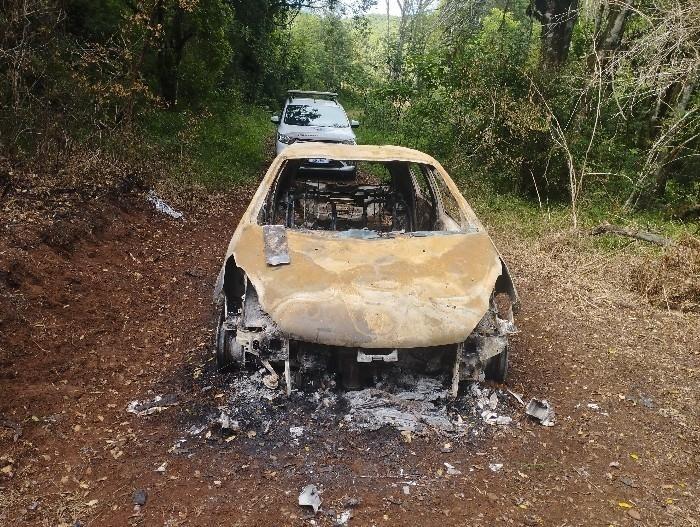 PM encontra veículo destruído pelo fogo no interior de Campos Novos