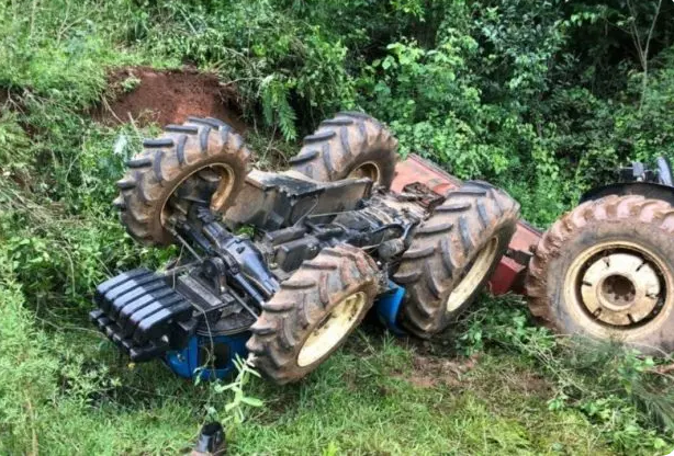 Trator vira e idoso de 70 anos luta para sobreviver em SC