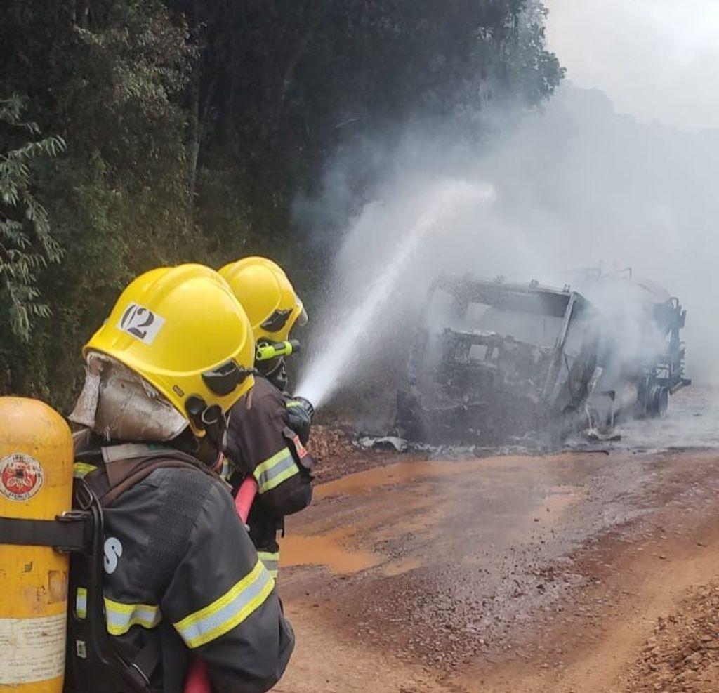 Caminhão de asfalto explode durante trabalho no Oeste