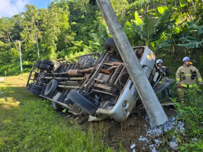 Caminhoneiro morre após caminhão tombar na BR-280