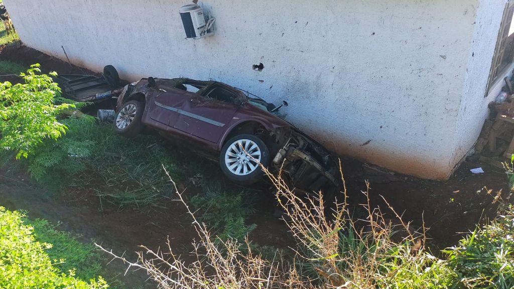 Carro com três ocupantes sai da pista e fica destruído ao bater contra edificação no Oeste