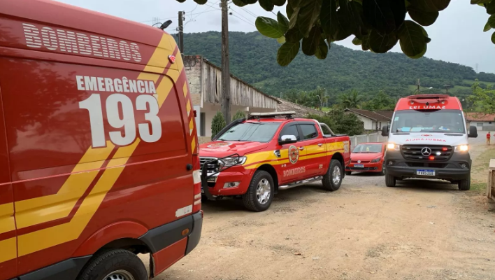 Criança de 2 anos morre após se afogar em piscina em SC