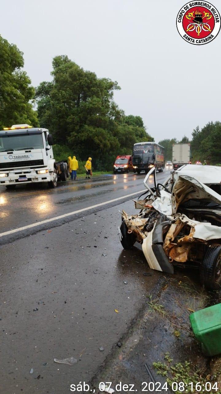 Grave colisão entre carro e caminhão mobiliza Corpo de Bombeiros e SAMU na BR-282 em Vargem